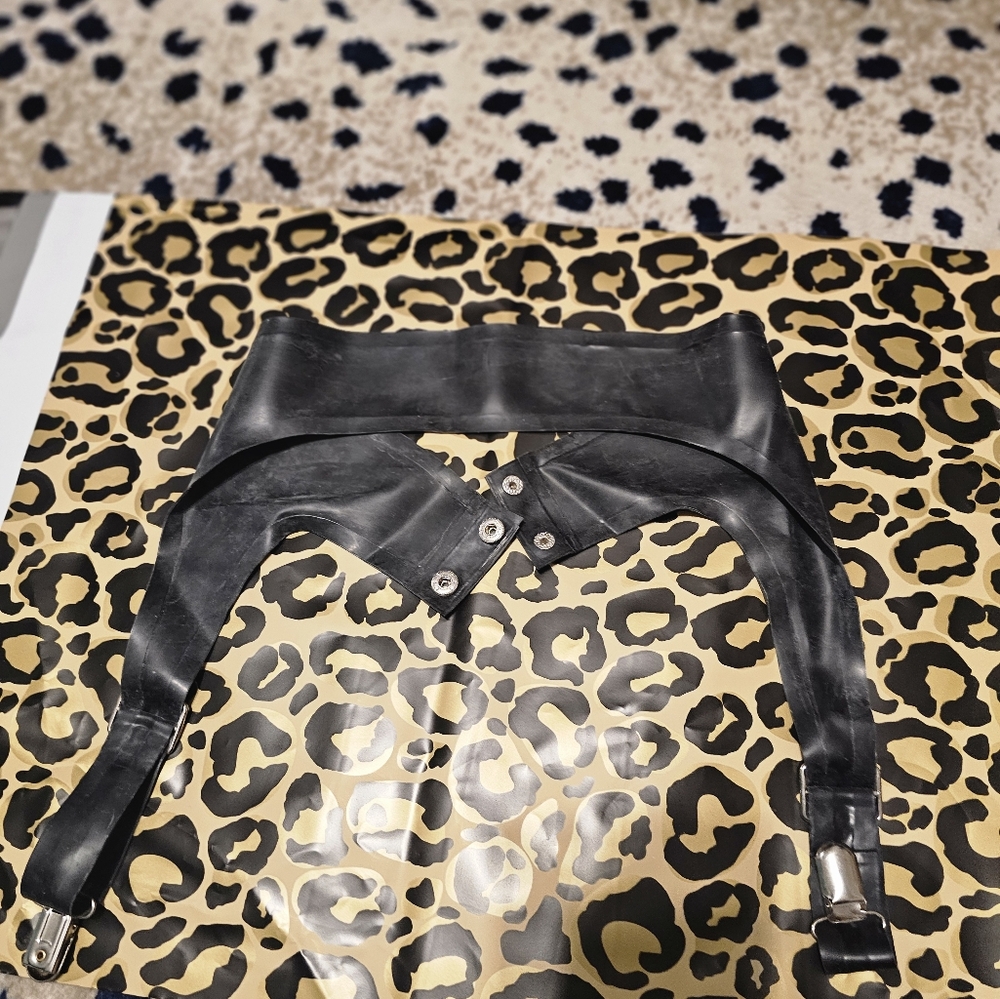 Latex Garter Size Small